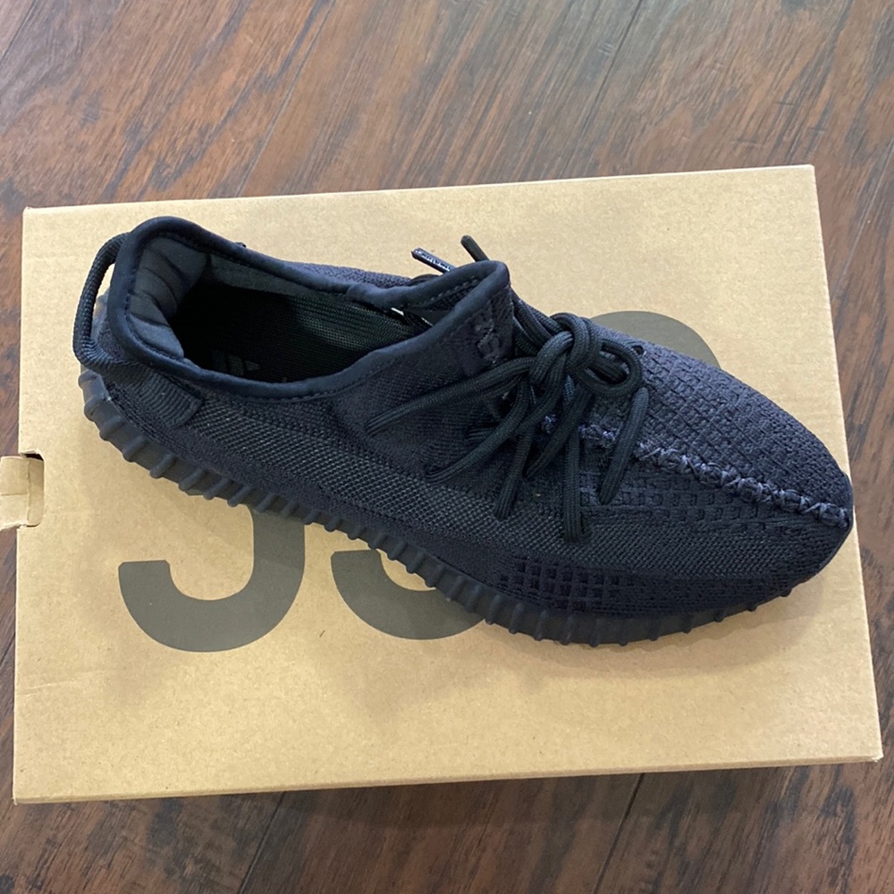Brand new adidas yeezy boost 350 v2 Onyx Size 8 (RIGHT SHOE ONLY)